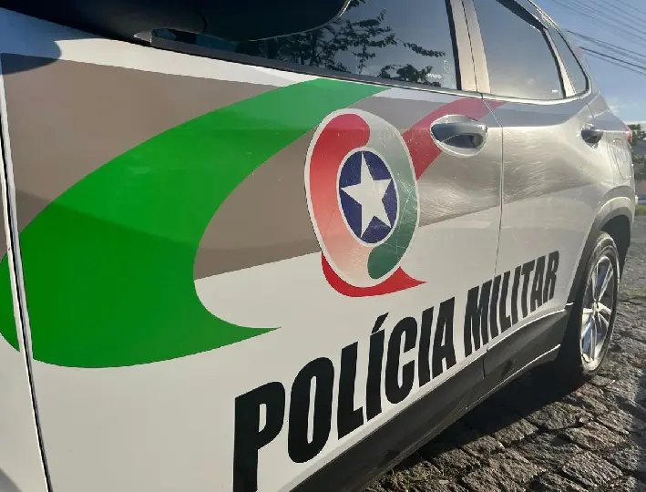Polícia detém pai por cometer maus-tratos contra a filha de dois anos