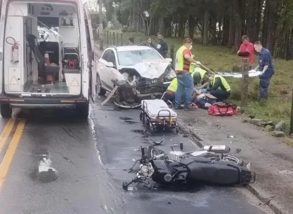 Motociclista vai parar em cerca de arame farpado após acidente 