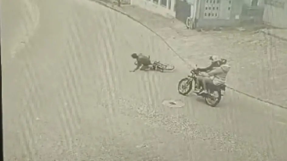 (VÍDEO) Ciclista morre após perder o equilíbrio e ser atingido por moto
