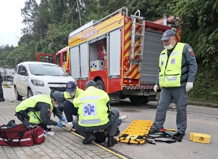Motociclista fica ferido após queda na Travessa Dom Joaquim 