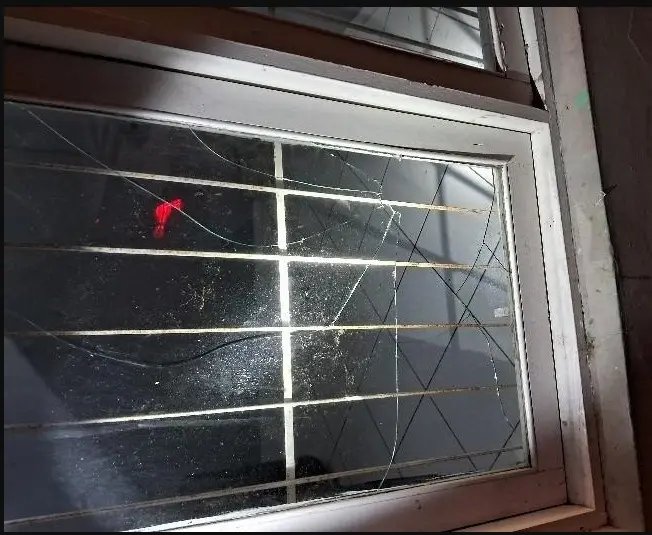 Homem embriagado se exalta e quebra janela do Albergue Municipal