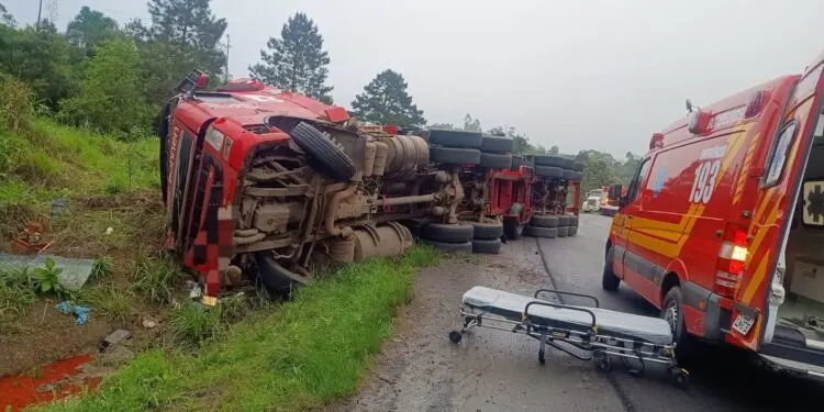 Motorista fica ferido após tombamento de carreta na BR-470