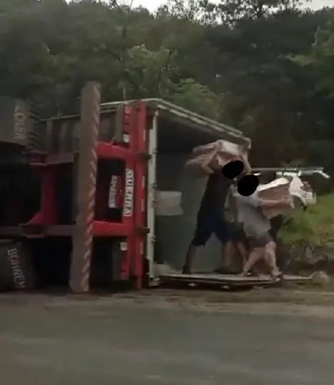 Carreta que tombou teve parte da carga saqueada