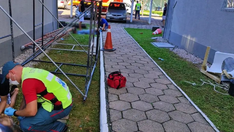 Dois trabalhadores ficam feridos após queda de andaime