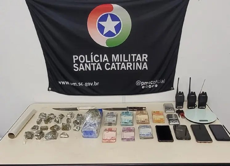 Polícia encontra mais de 30.000 reais na casa de suspeito por tráfico de drogas