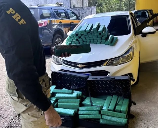 PRF localiza 129 kg de maconha em malas de viagem na BR-101