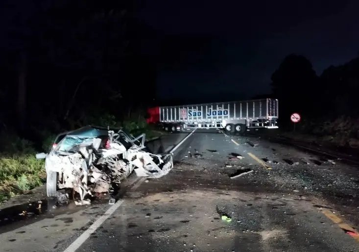 Colisão contra caminhão mata jovem e deixa carro parcialmente esmagado