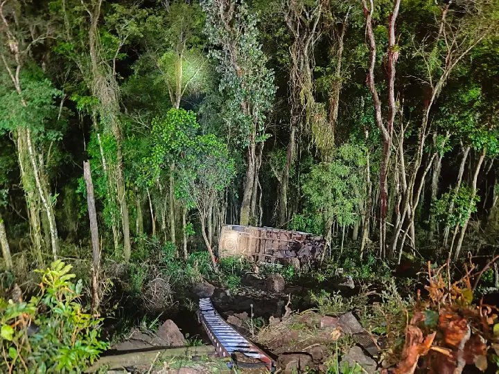 Van da banda Nave Som cai em ribanceira após se chocar contra carro