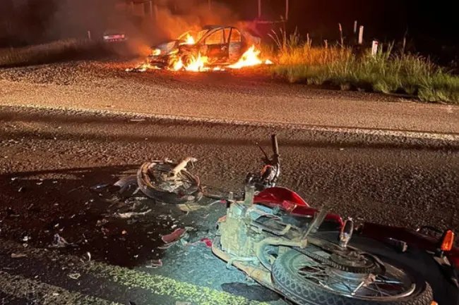 Carro pega fogo e uma pessoa morre em acidente na BR-470