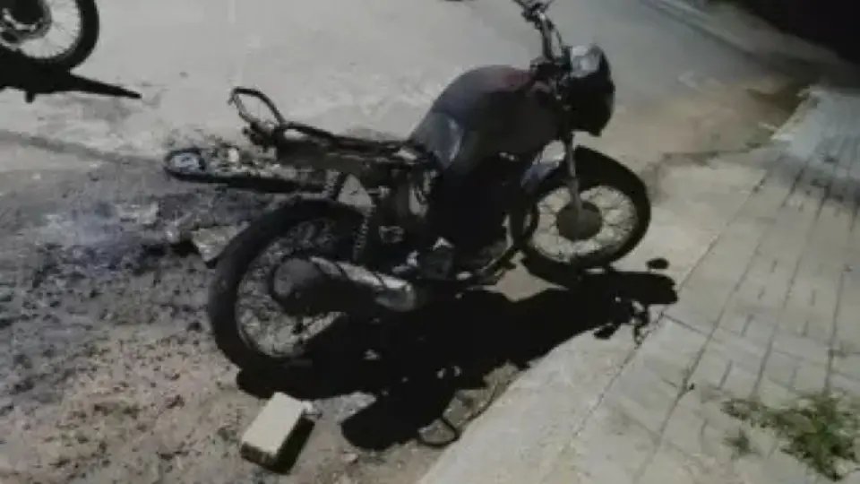 Homem ateia fogo na motocicleta da ex-companheira