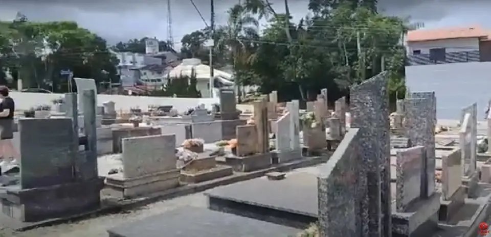 (VÍDEO) Prefeitura constrói mais de 70 túmulos