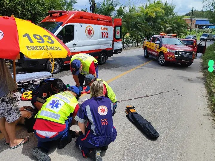 Motociclista sofre ferimento grave na perna após acidente com carro