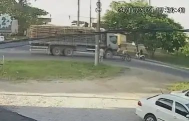 (VIDEO) Menina de 13 anos morre após ser atropelada por caminhão