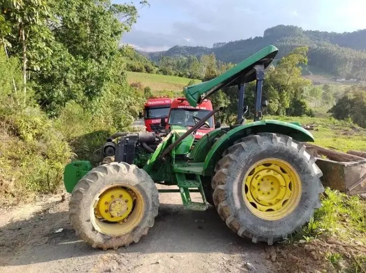 Rapaz de 13 anos morre esmagado por trator no Alto Vale do Itajaí