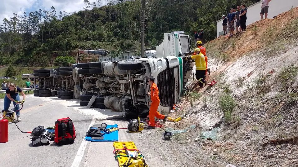 (VÍDEO) Carreta bate em barranco e tomba na Rodovia Pedro Merizio