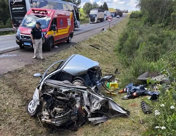Idoso morre em colisão frontal entre carro e caminhão em SC