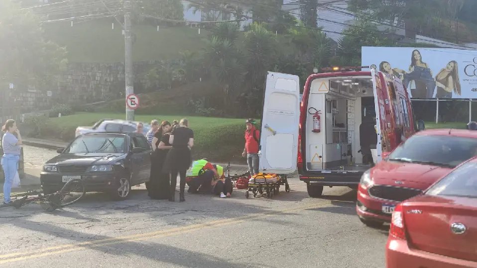 (VÍDEO) Ciclista tem trajetória interceptada e é atropelada na Primeiro de Maio