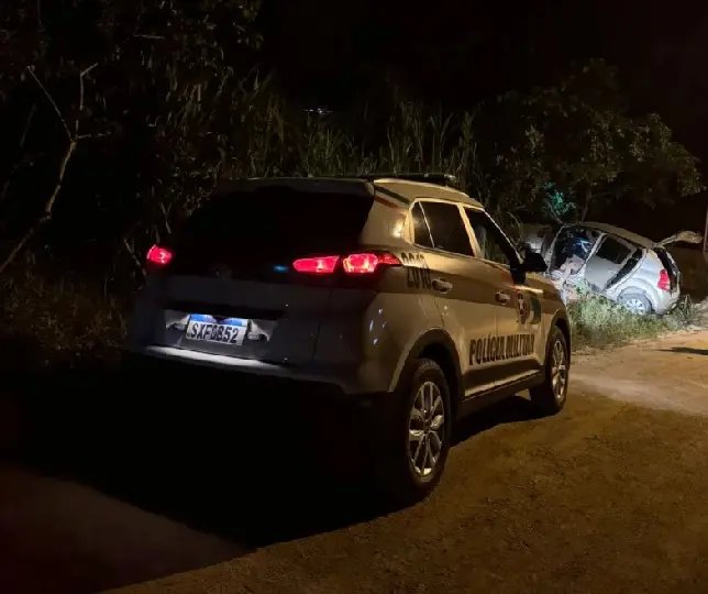 Suspeitos fogem ao colidir veículo contra muro durante perseguição da polícia