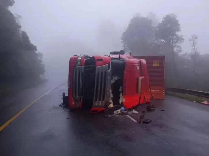 Condutor se fere após carreta tombar em trecho da BR-470