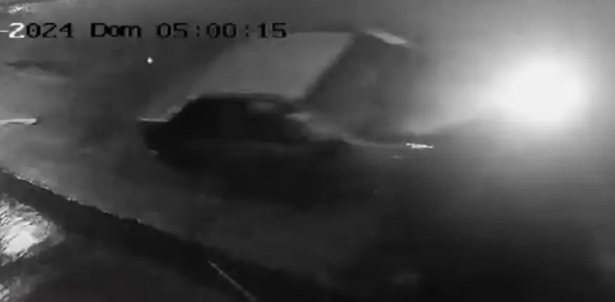 (VÍDEO) Motorista bate em carro estacionado e foge sem prestar ajuda, em Brusque