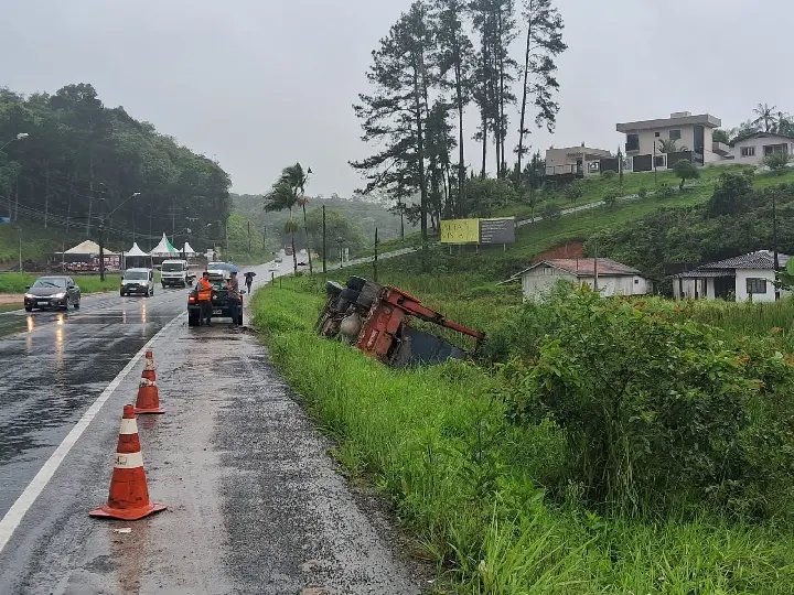 (VÍDEO) Caminhão tomba na margem da rodovia Ivo Silveira