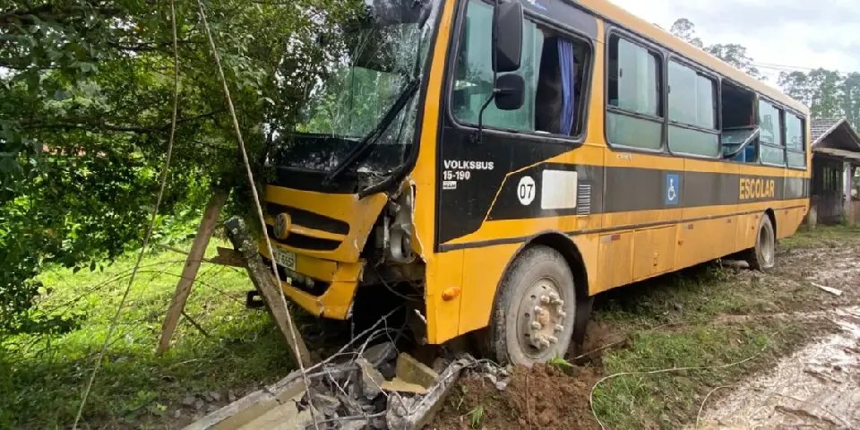 Motorista de ônibus escolar fica ferido ao colidir contra poste
