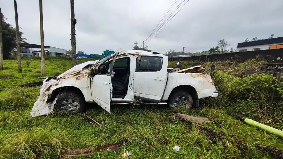Motorista e passageira saem ilesas após capotamento na Antônio Heil