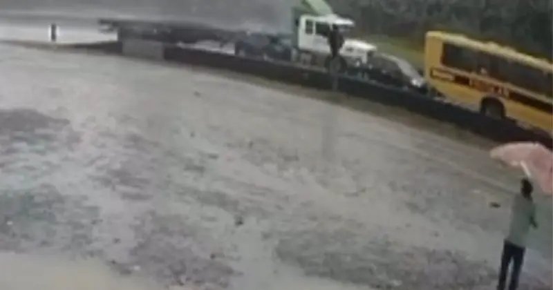 (VÍDEO) Caminhão prensa carro na traseira de ônibus escolar