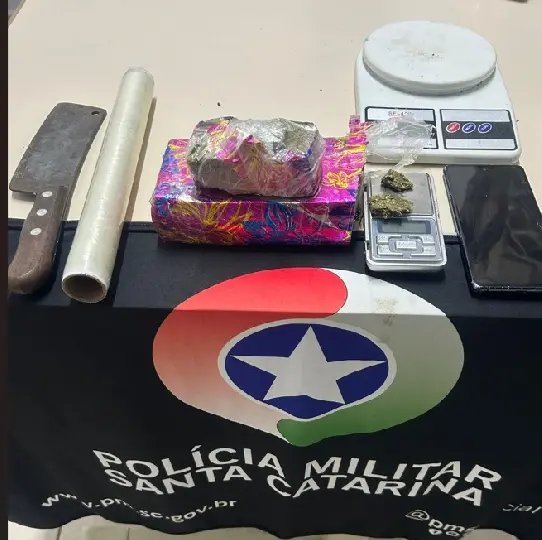 Motorista é detido com drogas dentro do carro no Santa Terezinha