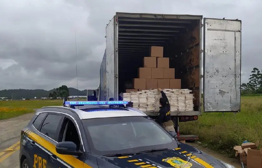 PRF apreende 1,3 toneladas de cocaína em caminhão na BR-101