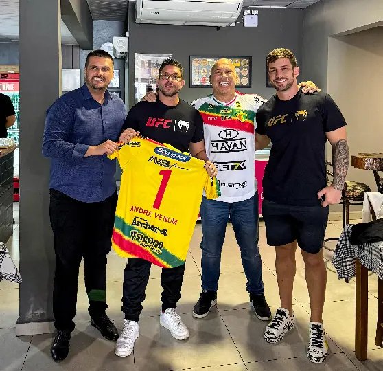 Camisa do Brusque é entregue a duas lendas do UFC mundial
