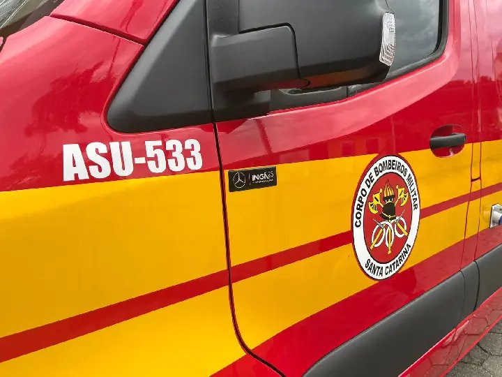 Motociclista fica ferido após colisão com carro em Brusque