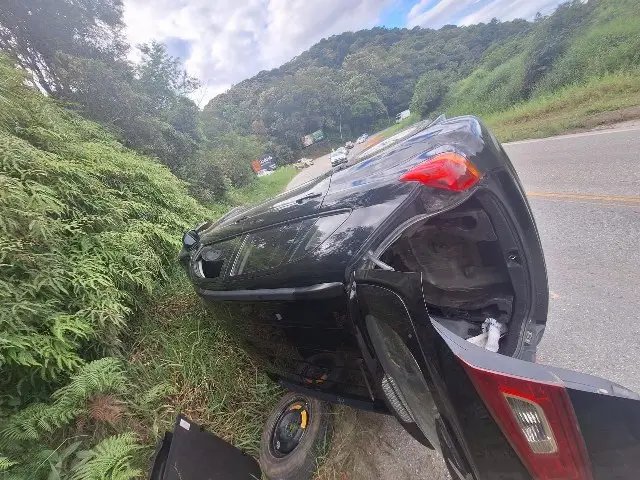 Motorista fica ferida após colisão contra barranco no Zantão