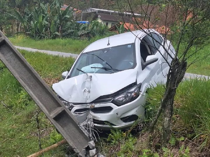 Motorista bate carro contra poste de energia no Santa Luzia