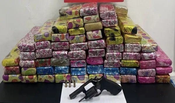 Polícia prende suspeito e aprende 50kg de maconha e arma