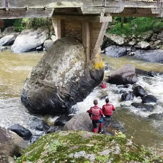 Criança de 9 anos desaparece após cair em rio e ser levada pela correnteza