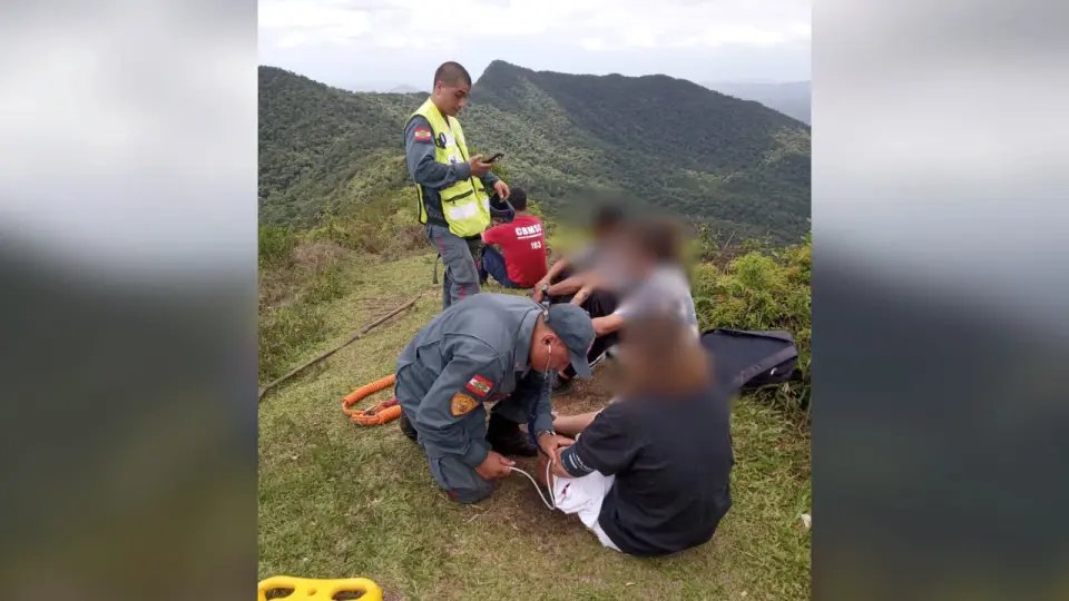 Jovem é resgatada após passar mal em trilha entre Gaspar e Brusque