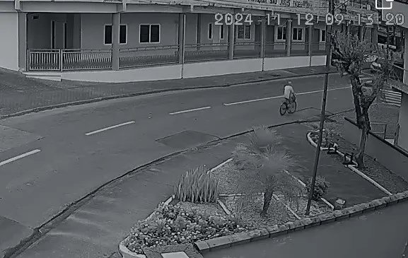 (VÍDEO) Câmera registra acidente entre bicicleta e carro em Brusque