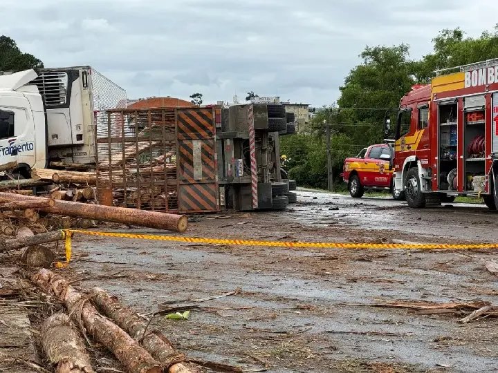 Após grave acidente, trânsito da BR-470 é liberado