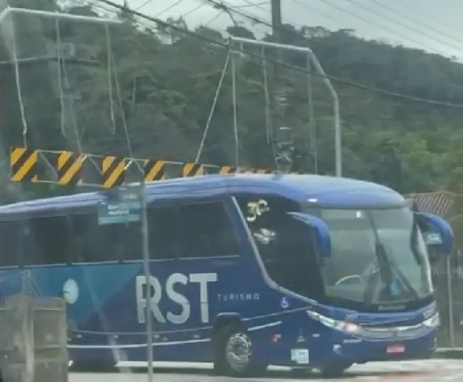 Vídeo mostra ônibus batendo em limitador de altura recém-instalado na rua Gustavo Halfpap