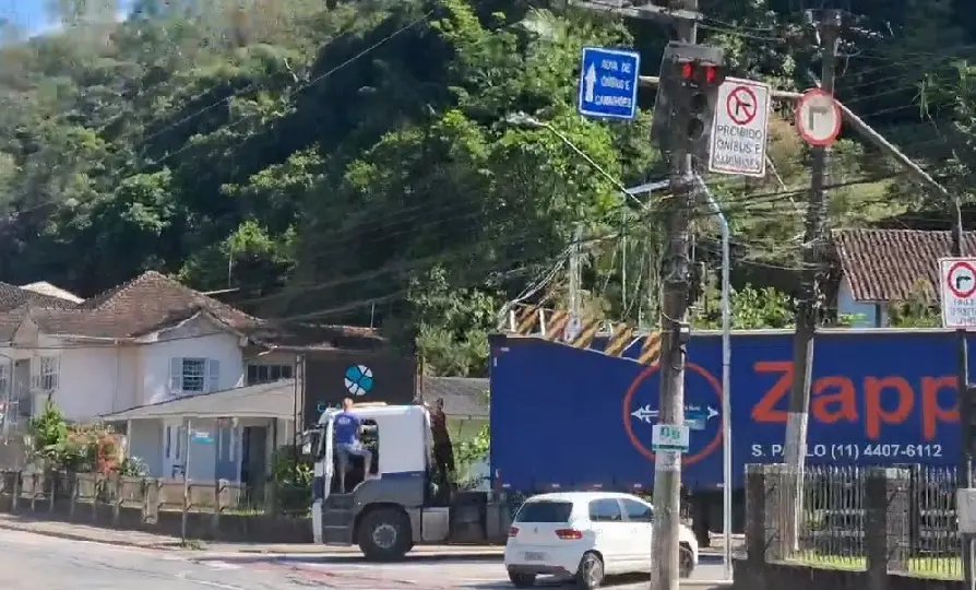 (VÍDEO) Mais um veículo é flagrado colidindo em limitador de altura na Gustavo Halfpap