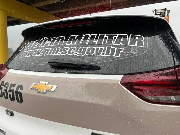 Mulher com mandado de prisão por furto é presa em Brusque