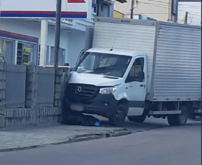 Caminhão colide com muro e causa lentidão em Brusque
