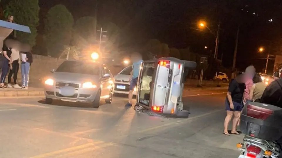 Carro tomba após colisão no bairro Guabiruba Sul 