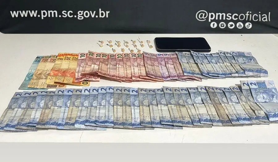 Jovem tenta fugir, mas acaba pego após denúncia de tráfico de drogas