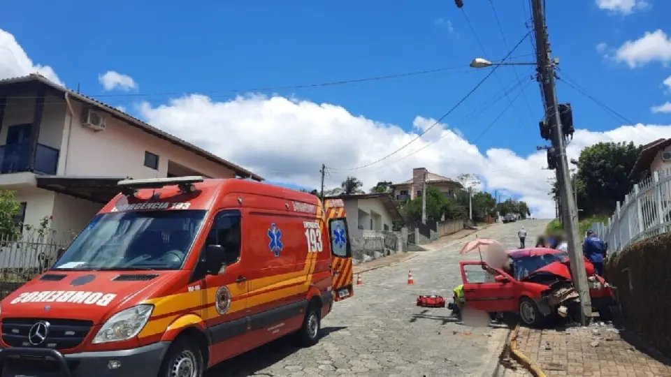Colisão com poste deixa três feridos após carro descer ladeira