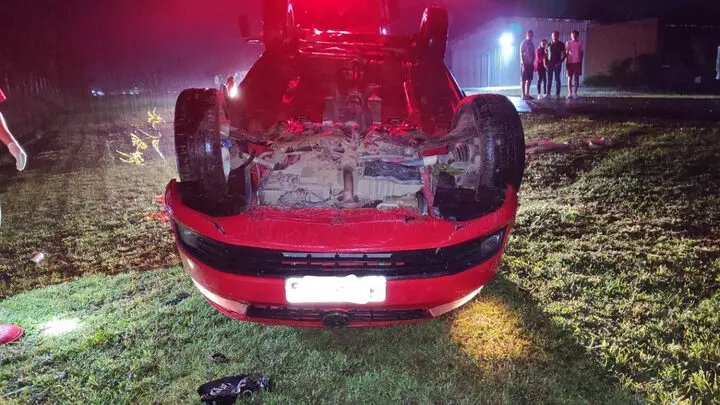 Passageira morre após carro capotar em barranco de 12 metros de altura