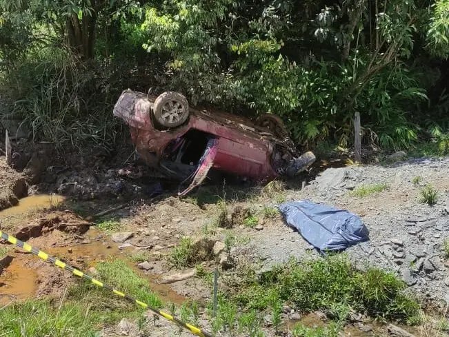 Motorista morre e passageiro fica gravemente ferido após carro cair em ribanceira