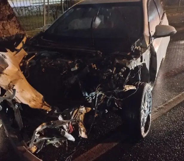 Saída de pista seguida de colisão em muro é registrada em Brusque