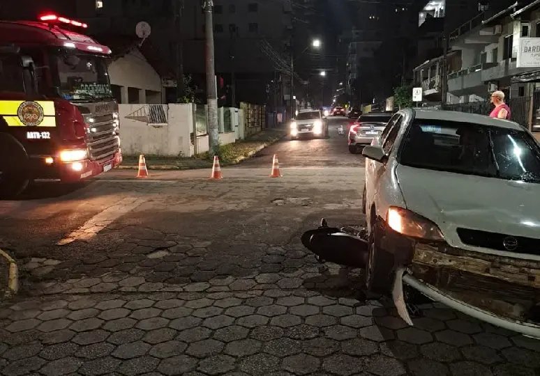 Motociclista é arrastado por veículo durante acidente
